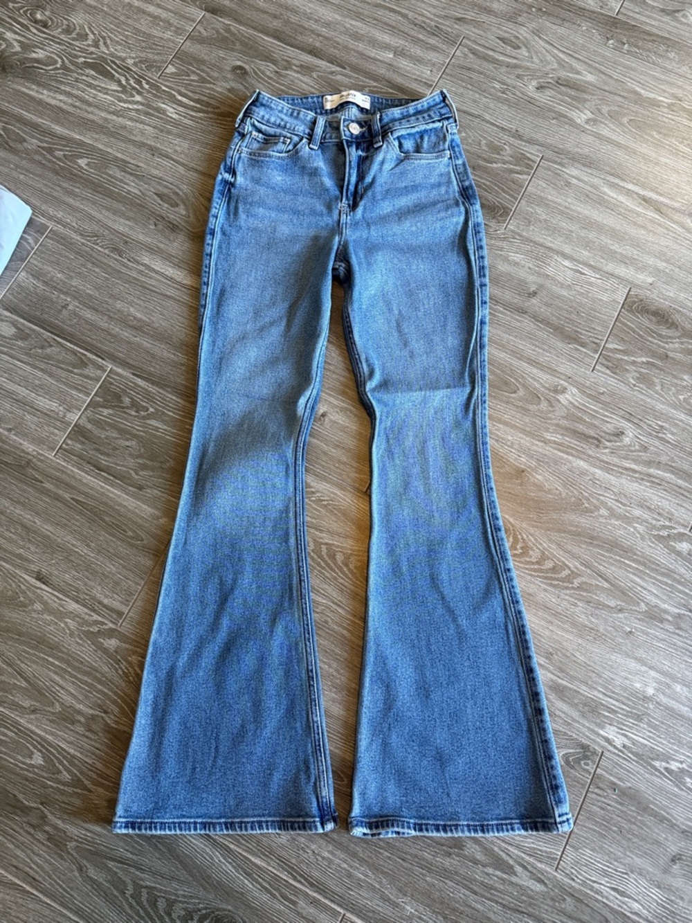 Hollister High-Rise Flare Jeans - Light Blue Wash 25